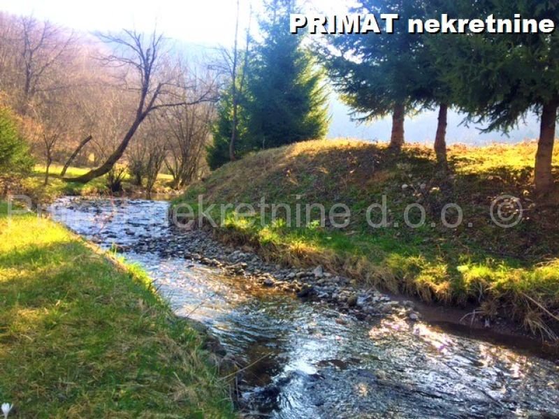 Rijeka Dobra - 4971 m2 građevinskog zemljišta s potokom na parceli