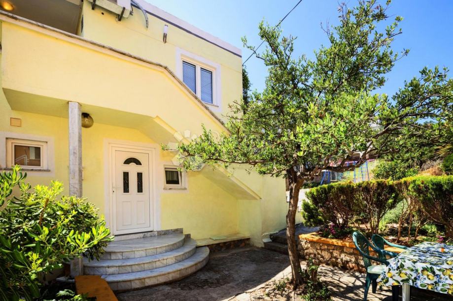 ROGOZNICA, kuća s tri apartmana i predivnim pogledom na more (prodaja)