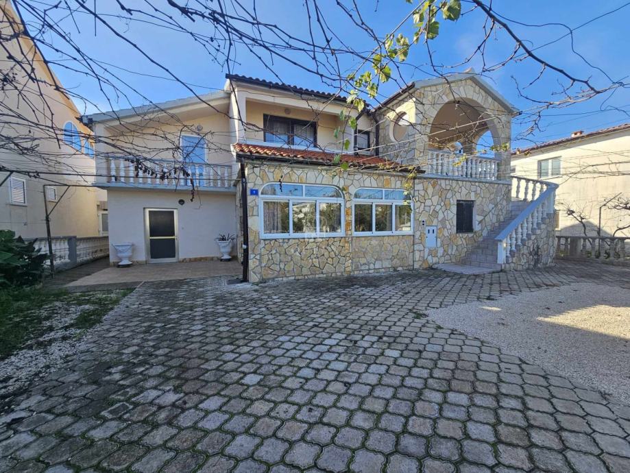 Samostojeća apartmanska kuća sa građevinskim zemljištem-PREZIDA (prodaja)