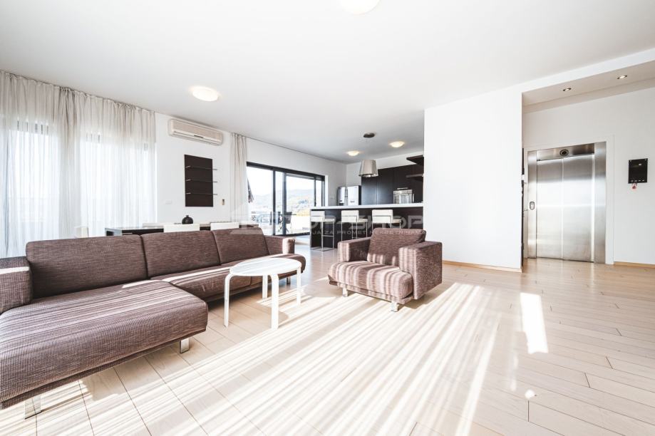 Šestine, Moderan četverosoban penthouse s terasom i parkingom, 129m2 (iznajmljivanje)