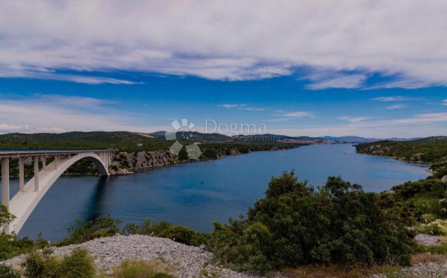 ŠIBENIK - CRNICA, zemljište 1. red do mora