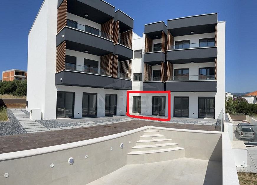 Slatine. Čiovo, 2-sob apartman u novogradnji s bazenom i garažom