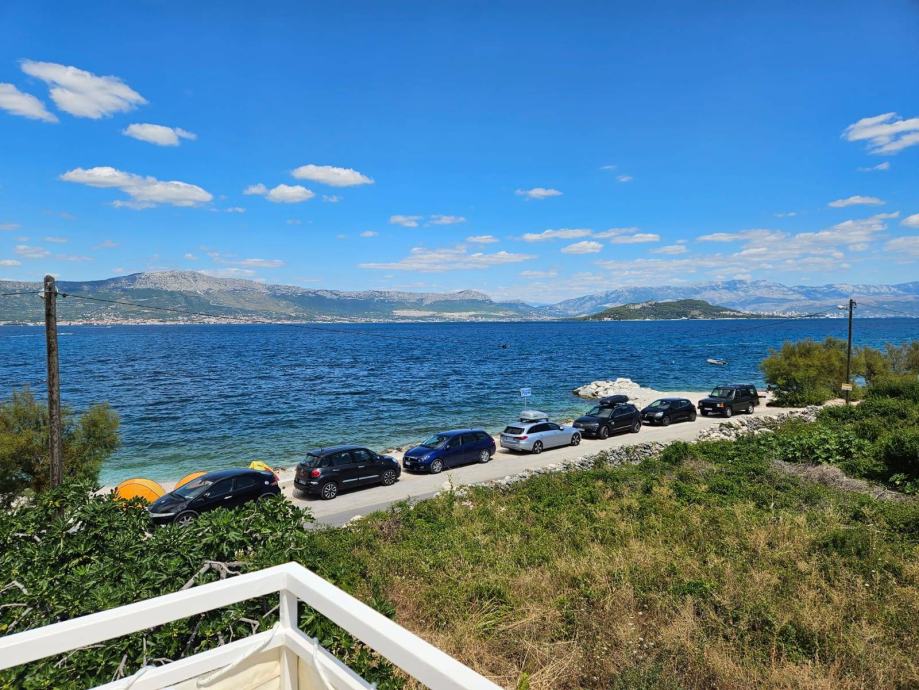 SLATINE, KUĆA NA PLAŽI SA 2 STANA, 1 RED UZ MORE (prodaja)