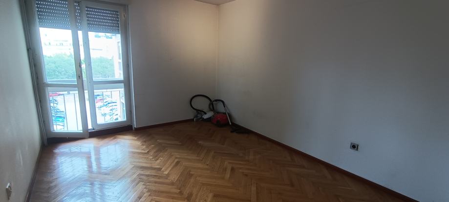 SMRDEČAC 68m² DVOSOBAN STAN NA 3.KATU ZGRADE PRODAJEMO (prodaja)