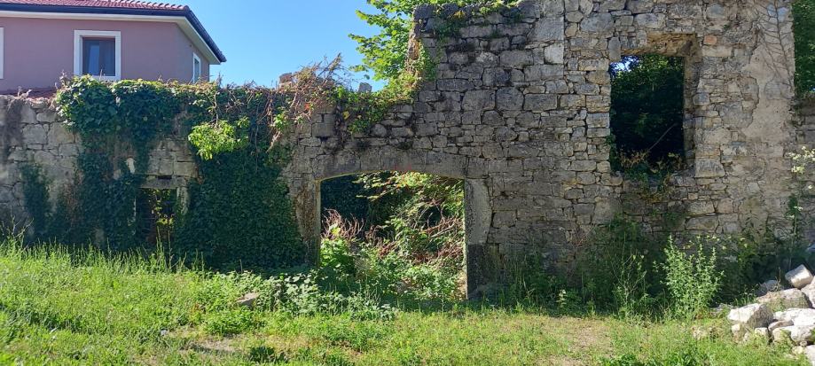 SNIŽENO!!!Buzet, Vodice, ruševna kuća sa zemljištem (prodaja)