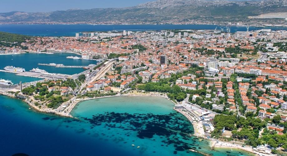 SPLIT, BAČVICE, DVOSOBAN 64m2, STO METARA OD PLAŽE (prodaja)