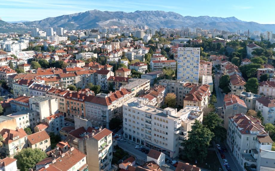 Split, Manuš - izvrstan dvosoban stan 62 m2 s 2 balkona, za adaptaciju (prodaja)