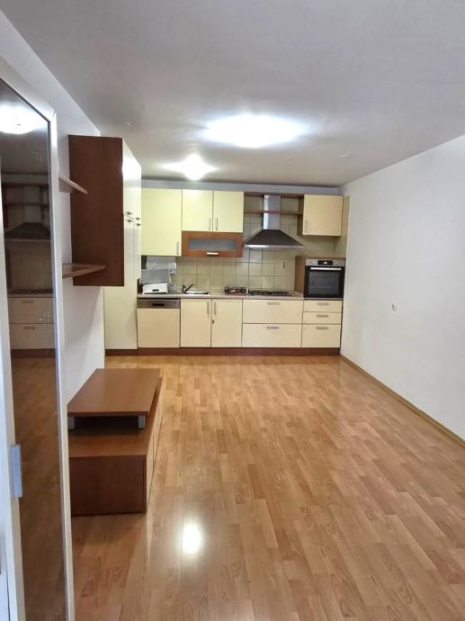 Split, Pujanke - dvosobni komforni stan 68 m2 s lođom, jug (prodaja)