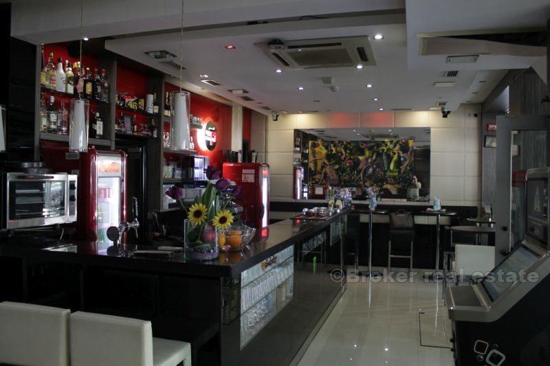 ***Split, uhodani i kompletno opremljeni caffe bar, 55 m2 + 25 m2*** (prodaja)