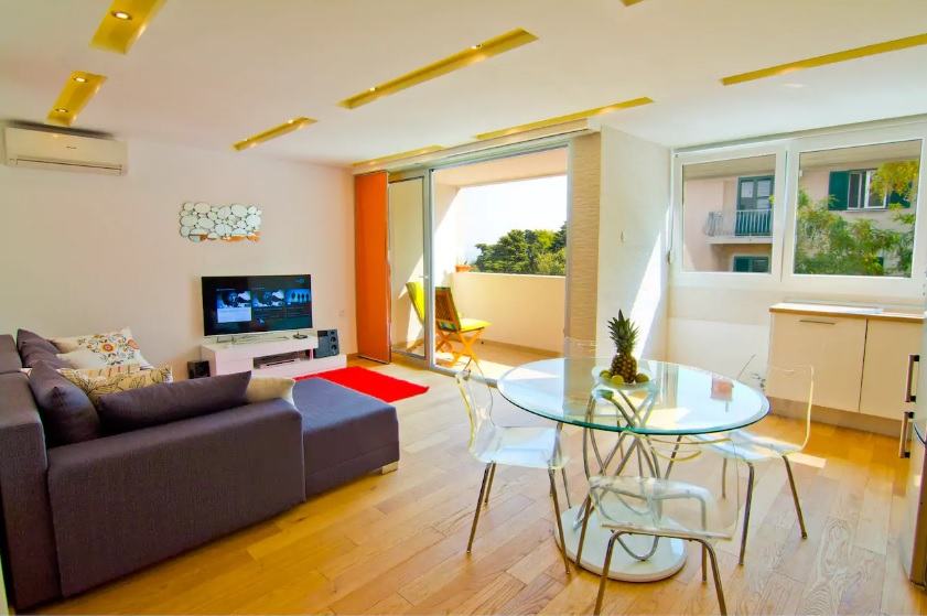 Split/Zenta-colorful two bedroom apartment near the beach*** (iznajmljivanje)