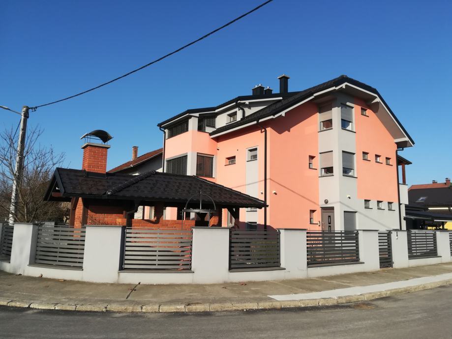 Stan Ivanić-Grad, 116.00 m2 + garaža 22m2 + 90m2 dodatnih prostora (prodaja)