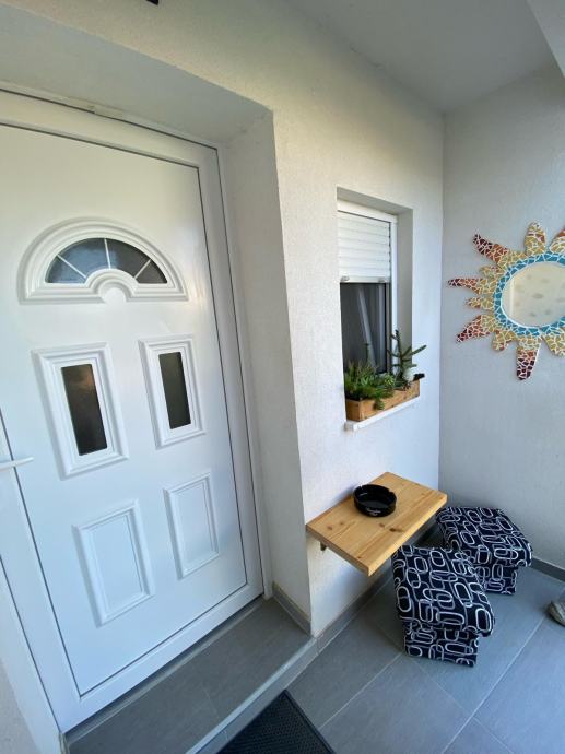 Medulin, stan + apartman  85+25 m2, pogled more, novo uređeno (prodaja)