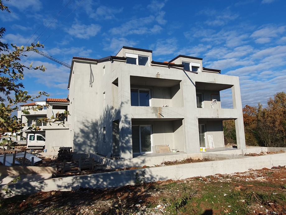 Stan: Poreč, 50 m2, novogradnja, prizemlje + vrt 240 m2 (prodaja)