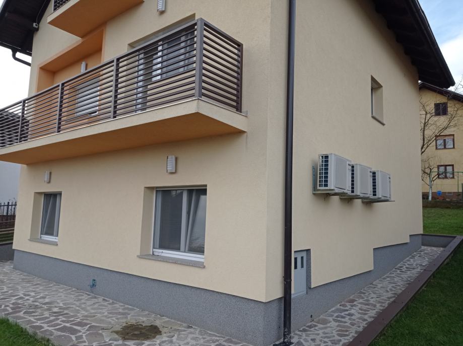 AKCIJSKA CIJENA! Samobor, kuća - 3 stana, stan u prizemlju 61,13m2 (prodaja)