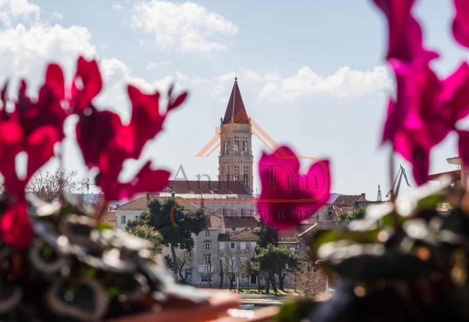 TROGIR - RENOVIRAN I NAMJEŠTEN STAN U BLIZINI CENTRA GRADA (prodaja)