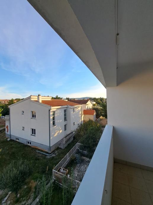 Starigrad, dvoetažni apartman u zgradi s prekrasnim pogledom