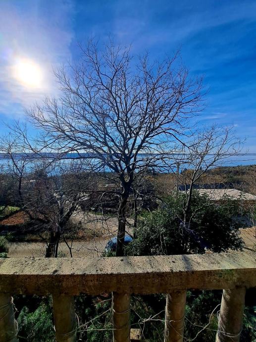 Starigrad, građevinsko zemljište s ostacima stare kuće, pogled na more