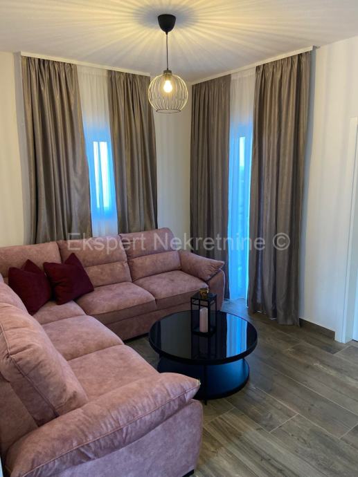 Trogir-Okolica,Plano jednosoban stan 54m2 s pogledom na more,do 01.06. (iznajmljivanje)