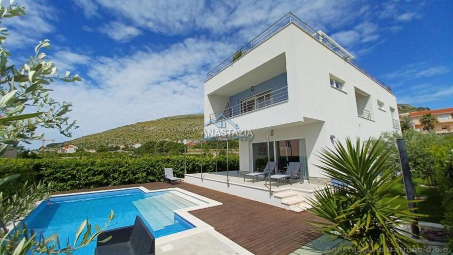 TROGIR***SEGET DONJI***VILLA  WITH  POOL, TERASE, BARBECUE, PARKING (iznajmljivanje)