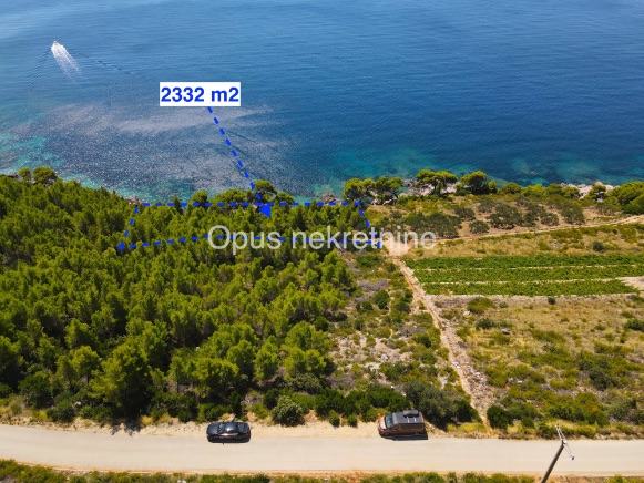 TRSTENIK, PELJEŠAC- poljoprivredno zemljište 2332 m2, prvi red uz more