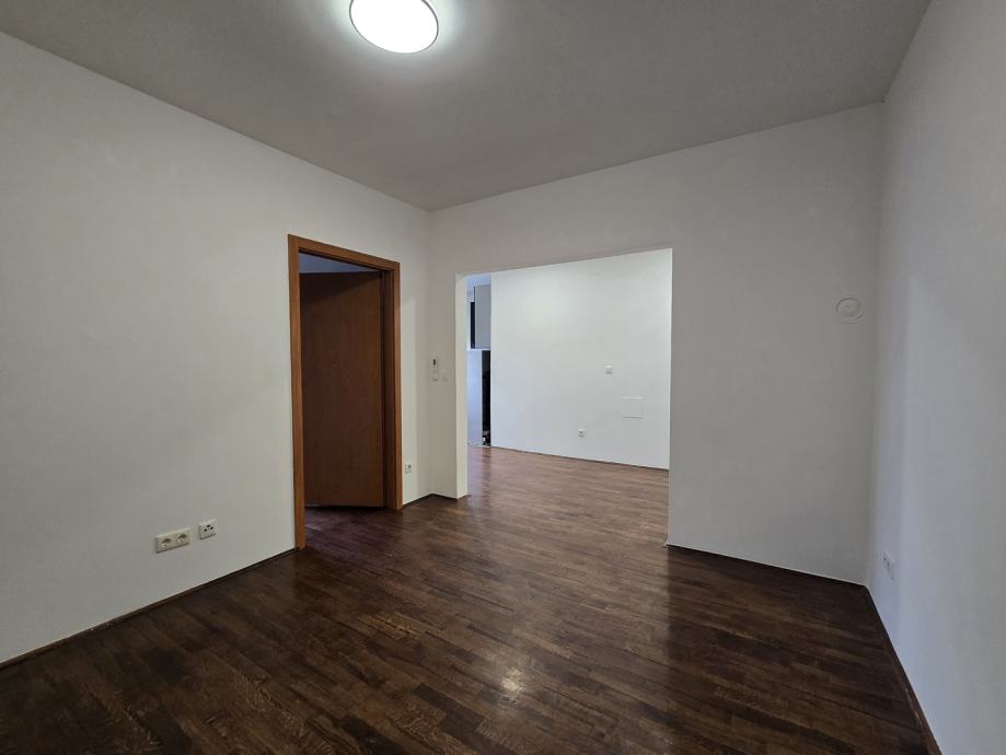 Utrina, dvosobni, 40m2, lift (prodaja)