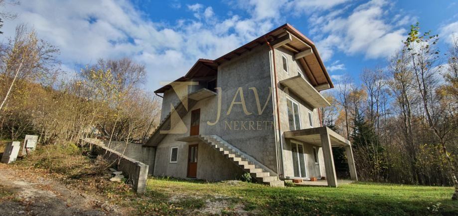 NOVI VINODOLSKI, SAMOSTOJEĆA KUĆA S 4 APARTMANA (prodaja)