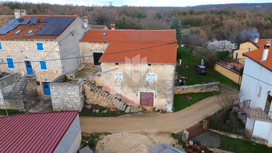 Višnjan, renovirana kamena kuća u idiličnom Istarskom zaseoku (prodaja)
