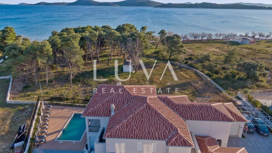 Vodice, luksuzna i jedinstvena vila s bazenom uz more na prodaju (prodaja)