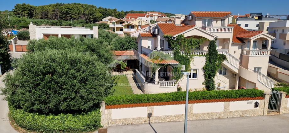 Vodice, prekrasna kuća s četiri apartmana (prodaja)