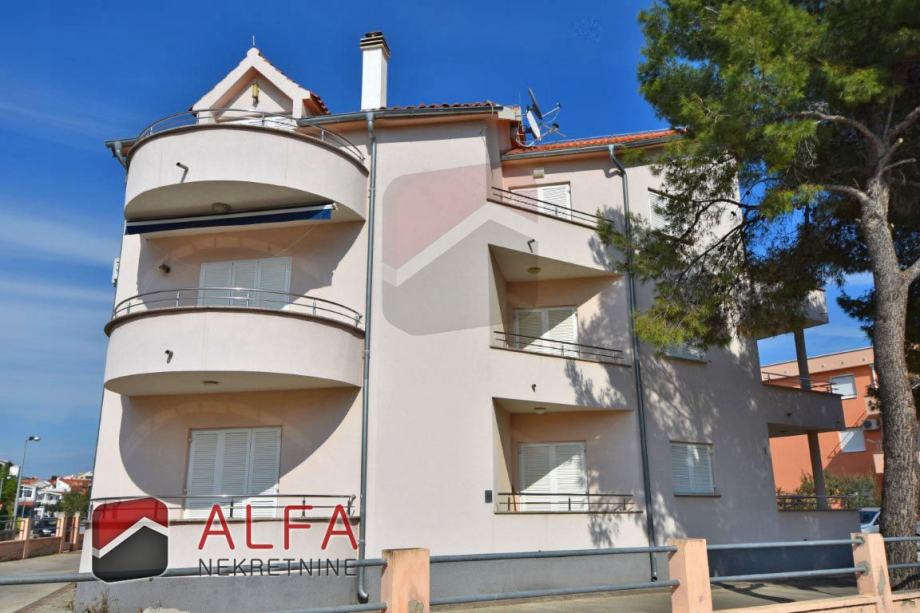 Apartman: Vodice, prodaje se dvosoban apartman na prvom katu