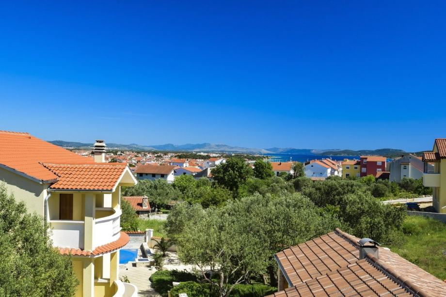 VODICE, samostojeća kuća, bazen, vrt, pogled na more (prodaja)