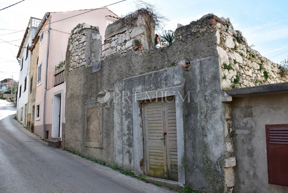 Vrbnik, prodaja stare kamene kuće u nizu s pripadajućim objektom na do (prodaja)