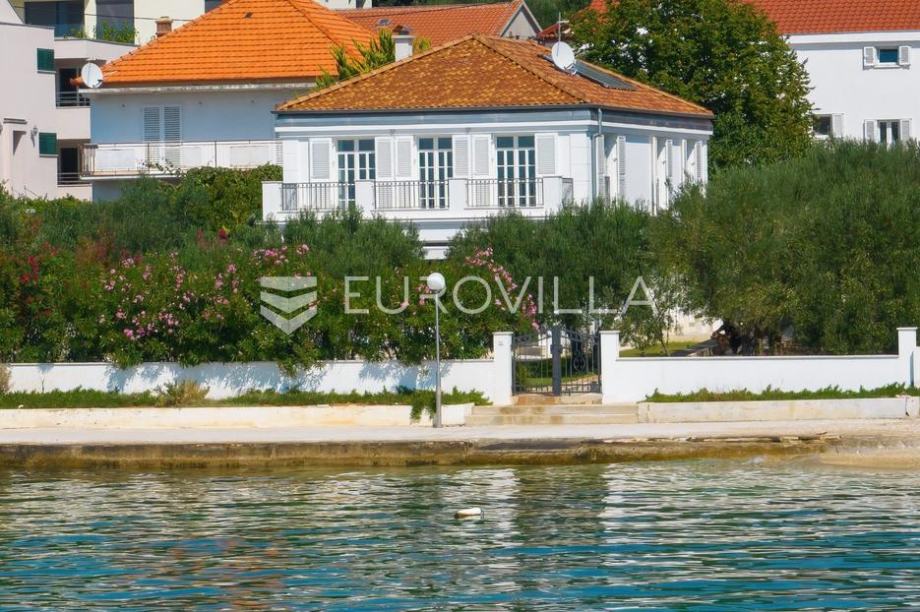 Zadar, Diklo, moderna i elegantna vila prvi red uz more (prodaja)