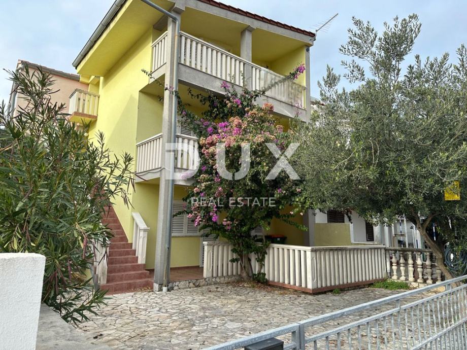 ZADAR, SABUNIKE - Kuća sa 3 apartmana (prodaja)