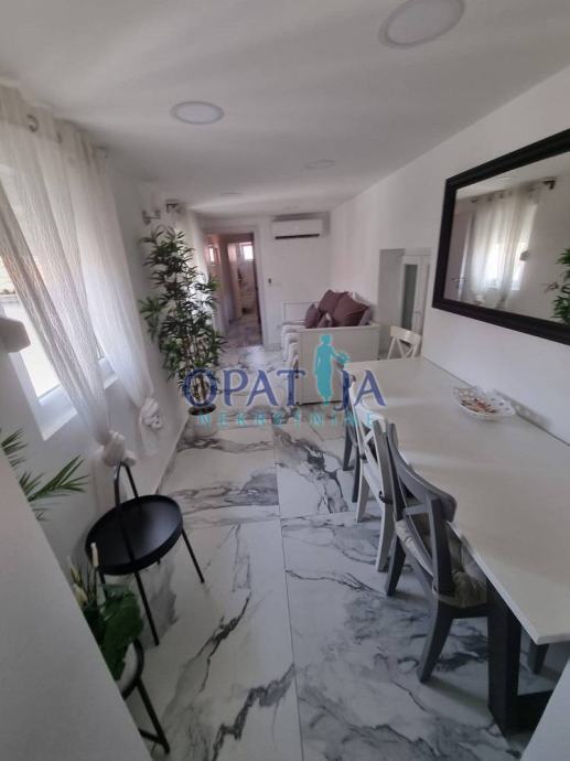 Zadar, stari grad stan 75m² renoviran 200m do mora (prodaja)