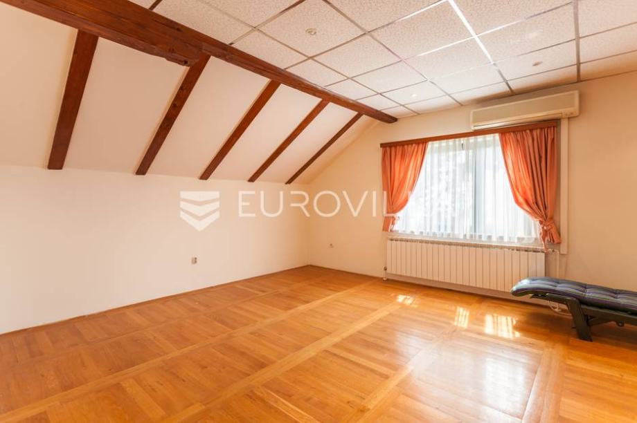 Zagreb Mikulići samostojeća kuća 300m2 na parceli 520m2 (iznajmljivanje)