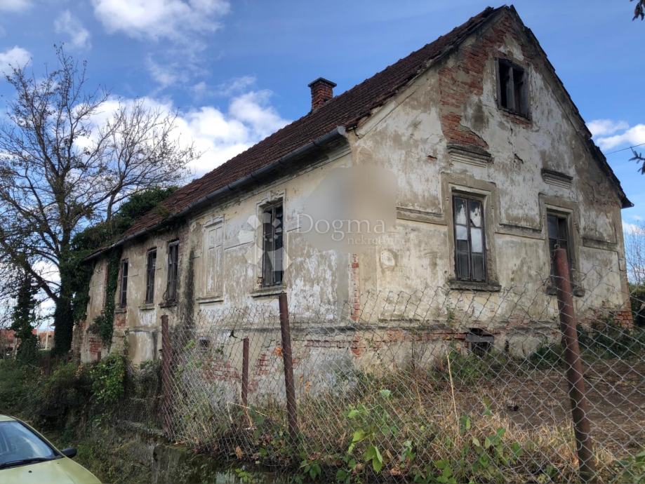 Zanimljivo imanje za adaptaciju u Kaštelancu (prodaja)