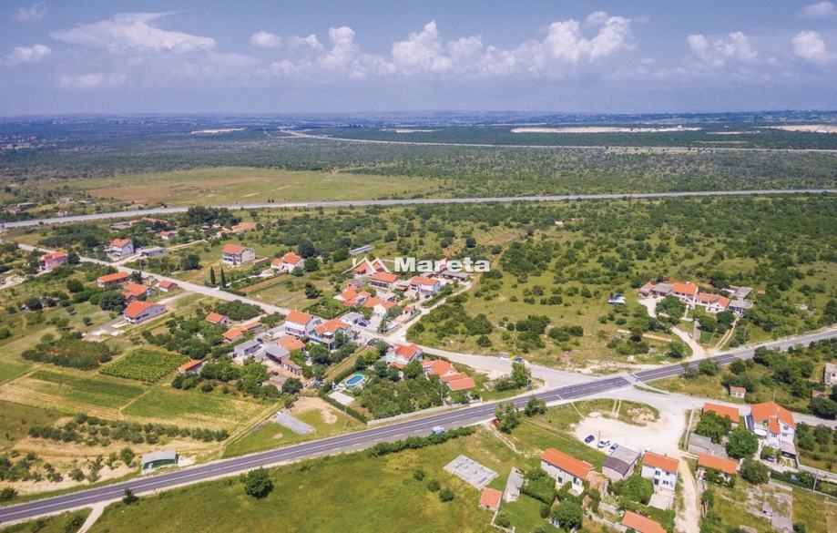 ZEMUNIK DONJI, GRAĐEVINSKO ZEMLJIŠTE 1858m2 = 50€/m2