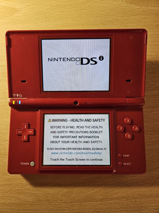 Nintendo DSi sa punjačem BEZ igrica