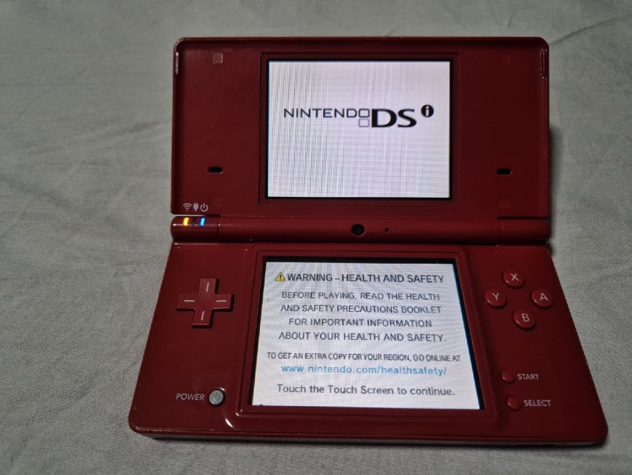 Nintendo dsi crveni