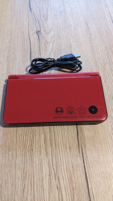 Nintendo DSI XL (25th anniversary) + 1 igra