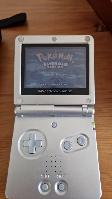 Gameboy Advance SP + Pokemon Emerald