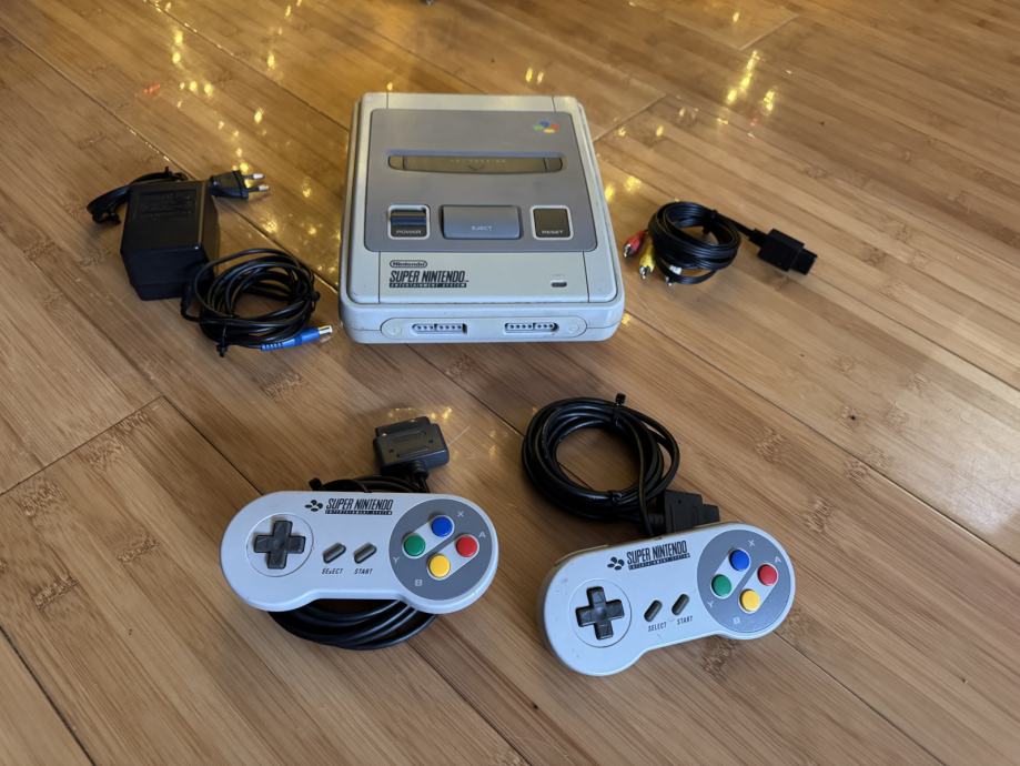 Nintendo SNES konzolu s 2 joysticka