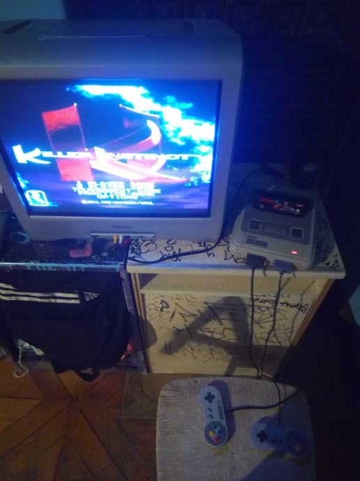 Super Nintendo  + 2 kontrolera