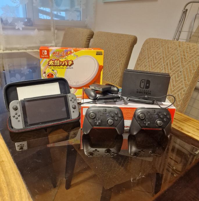 Nintendo Switch + 2 pro controllera + Taiko no Tatsujin controller...