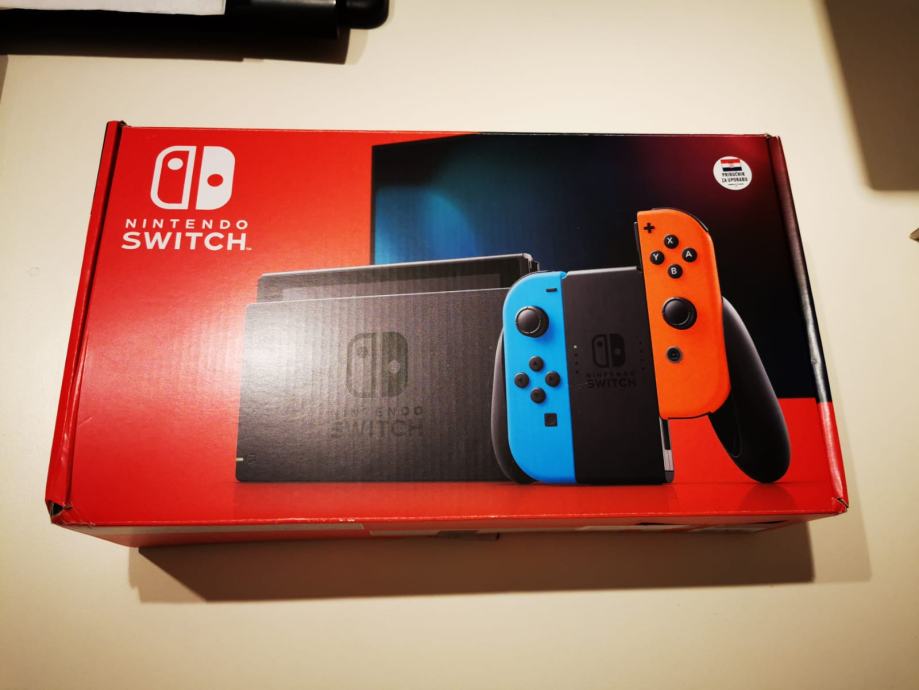 Nintendo Switch Console + Mario Kart 8 Deluxe igra