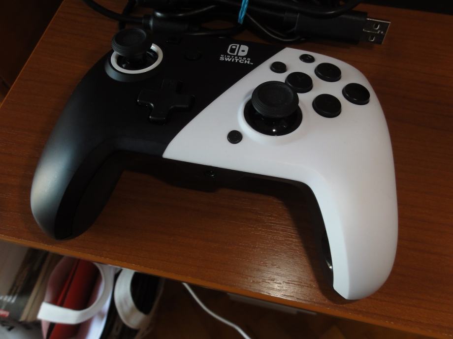 Nintendo switch controller + Audio "Black & White"