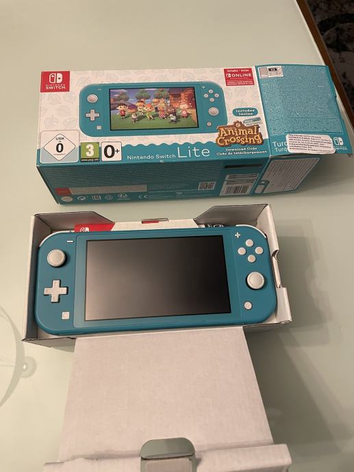 Nintendo Switch Lite sa Mario Kart i Minecraft igricama