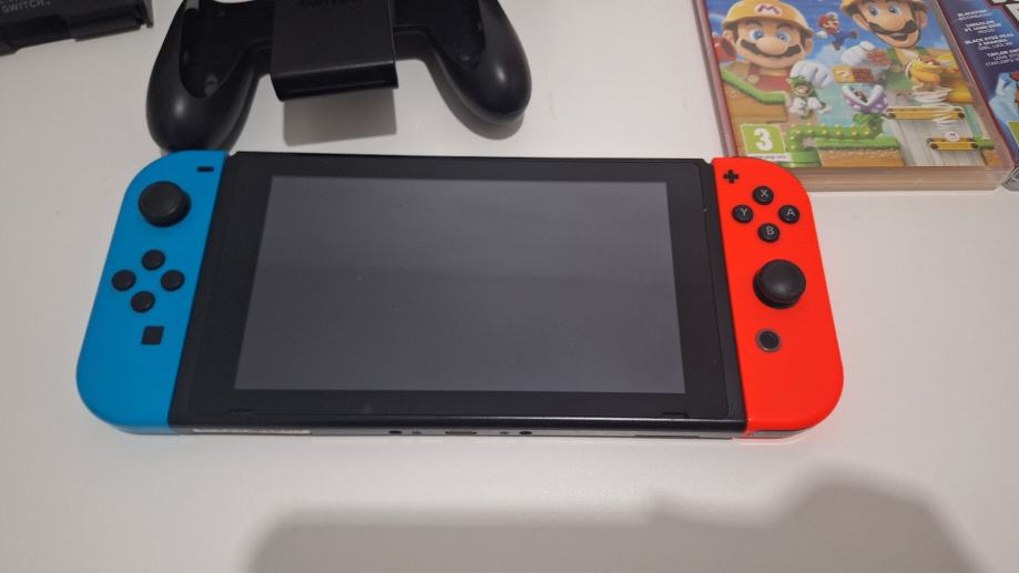 Nitendo Switch V2 + 4 igrice