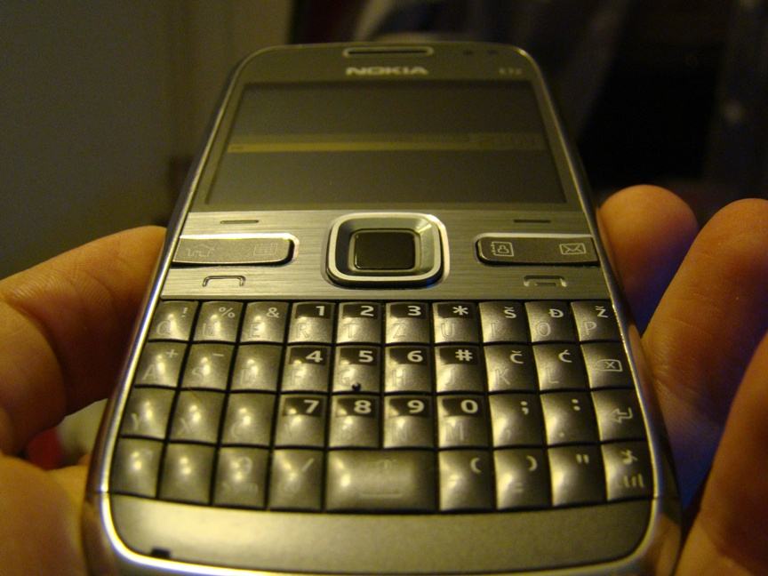 Nokia E72 original srebrna, kutija i uputstva i gar. 1450 kn